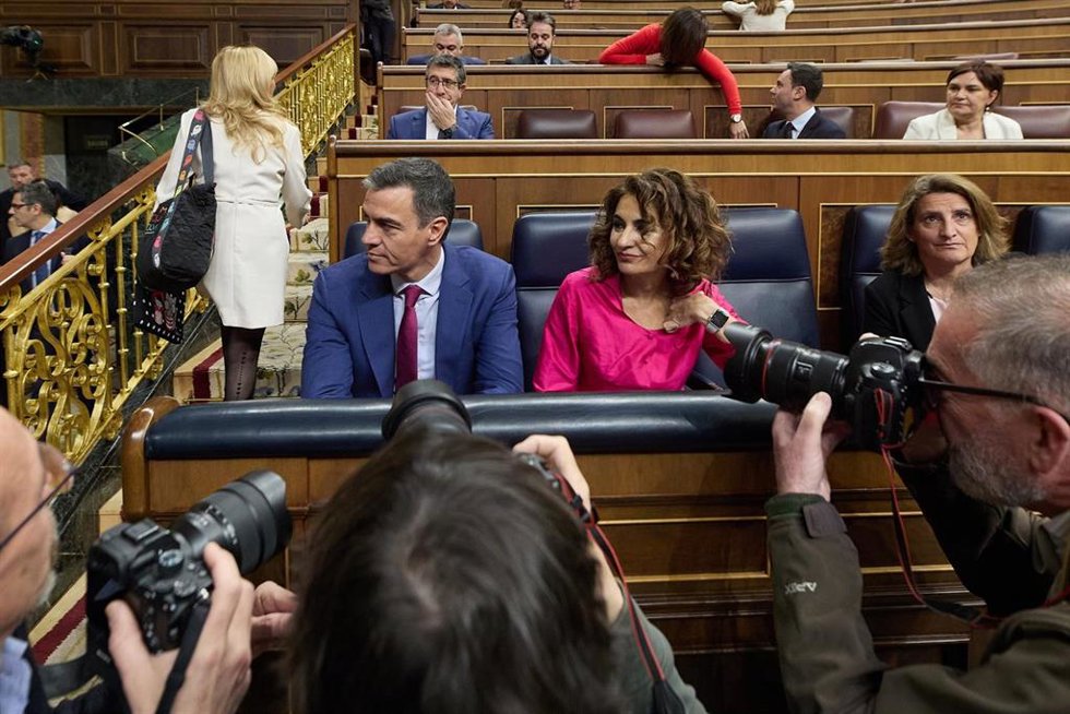 (I-D) El presidente del Gobierno, Pedro Sánchez; la vicepresidenta primera y ministra de Hacienda, María Jesús Montero, y la vicepresidenta tercera y ministra para la Transición Ecológica y el Reto Demográfico, Teresa Ribera, durante una sesión de contr