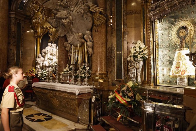 Archivo - La Princesa Leonor ante la Virgen del Pilar, durante la ofrenda de las damas y cadetes de la AGM.