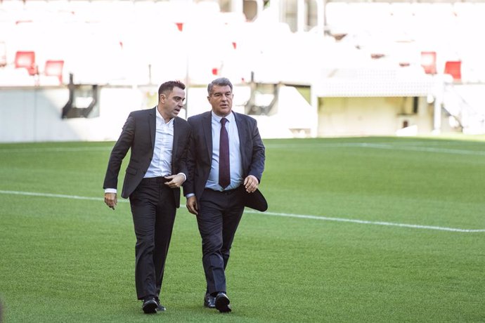 Archivo - Xavi Hernandez and Joan Laporta, President of FC Barcelona, pose for photo during his presentation as new head coach of FC Barcelona at Camp Nou stadium on November 08, 2021, in Barcelona, Spain.