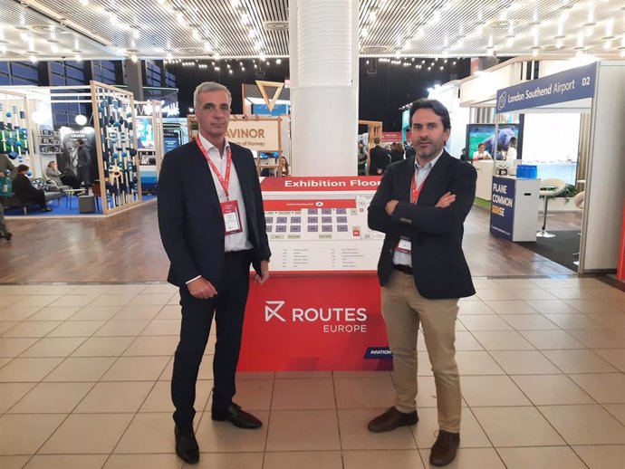 Visita del director general de Transportes y Comunicaciones, Pablo Herrán, y el director general de Turismo y Hostelería, Gustavo Cubero, la feria especializada en aviación Routes Europe 2024