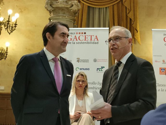 El consejero de Medio Ambiente, Juan Carlos Suárez-Quiñones (i), junto al director de La Gaceta de Salamanca, Julián Ballestero (d)