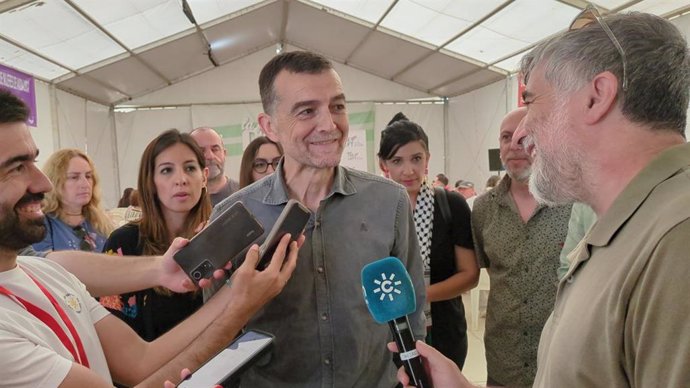 El excoordinador general de IU Andalucía Antonio Maíllo, en una atención a medios. (Foto de archivo).