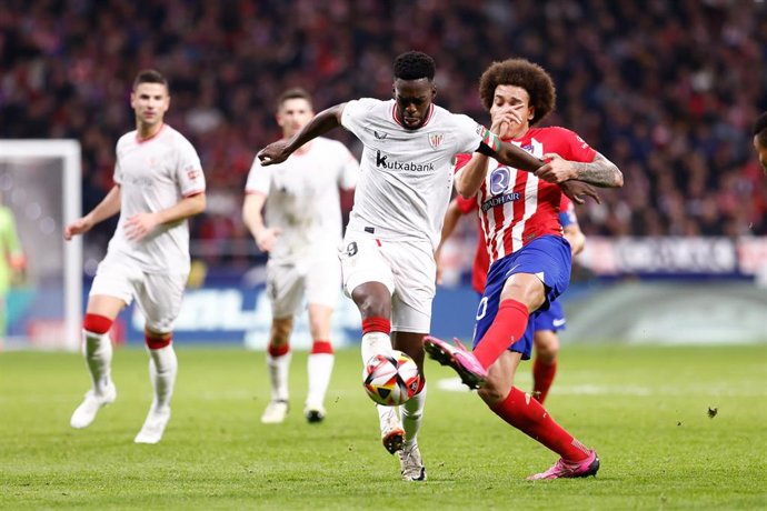 Archivo - Iñaki Williams, jugador del Athletic Club, pugnando por un balón junto a Axel Witsel, jugador del Atlético de Madrid.