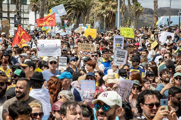Decenas de personas protestan con carteles durante una manifestación contra el modelo turístico, a 20 de abril de 2024, en Las Palmas de Gran Canaria, Gran Canaria