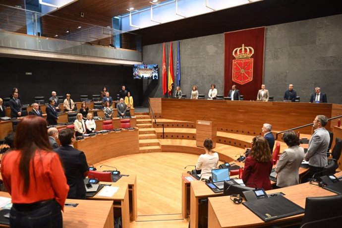 El Parlamento de Navarra guarda un minuto de silencio por el fallecido en accidente laboral en Arre