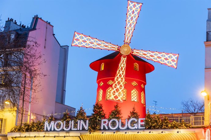 Archivo - January 13, 2023, Paris, France, France: Paris, France January 13, 2023 - View Of Parisian Cabaret Le Moulin Rouge At Dusk..MOULIN ROUGE, ILLUSTRATION, MONUMENT, TOURISME, MONTMARTRE, CITYSCAPE, VIE NOCTURNE, CABARET, SALLE DE SPECTACLE, EMBLEMA
