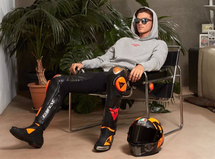 El piloto italiano de MotoGP Luca Marini (Repsol Honda), nuevo embajador de la marca de gafas Hawkers.