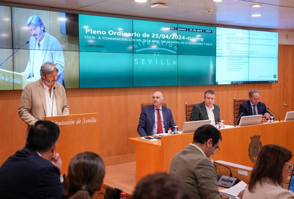 Gerardo Labrador, presidente de la Hermandad Obrera de Acción Católica , lee la declaración institucional en la Diputación por el Día de la Salud Laboral al inicio de la sesión plenaria.