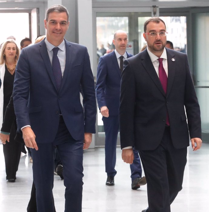 El presidente del Gobierno, Pedro Sánchez, y el presidente del Principado, Adrián Barbón, durante una visita al Hospital Universitario Central de Asturias (HUCA)