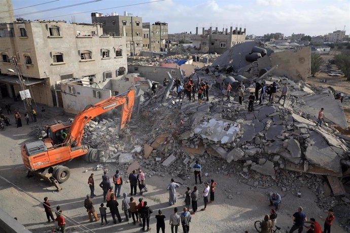 Trabajos de búsqueda y rescate tras un bombardeo del Ejército de Israel contra la ciudad de Rafá, en el sur de la Franja de Gaza (archivo)