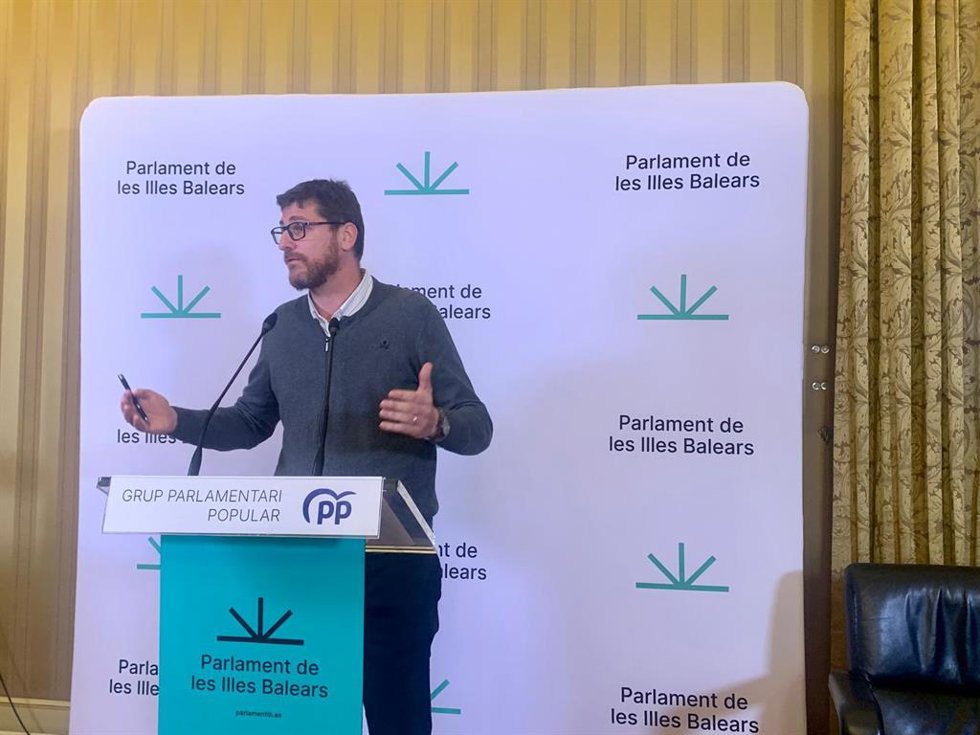 El portavoz del PP en el Parlament, Sebasti Sagreras, en rueda de  prensa