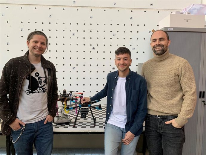 Investigadores de la UZ y de Stanford desarrollan un dron que se pone a los órdenes de un director de cine.