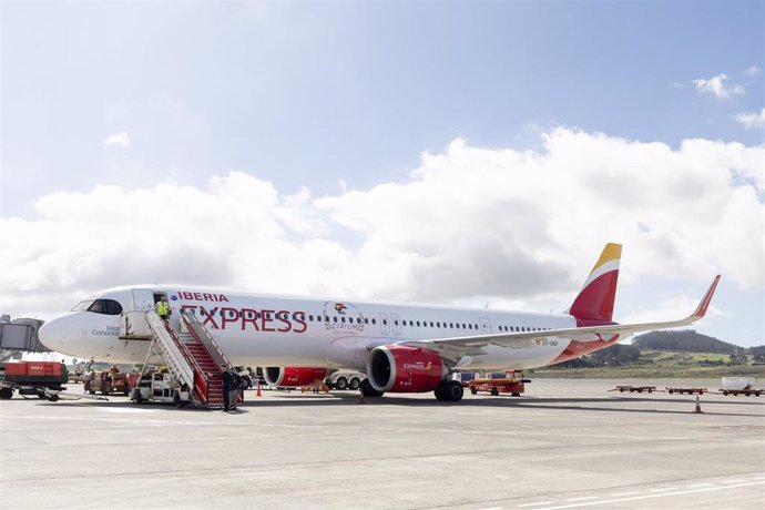 Archivo - Avión de Iberia Express bautizado con el nombre Islas Canarias