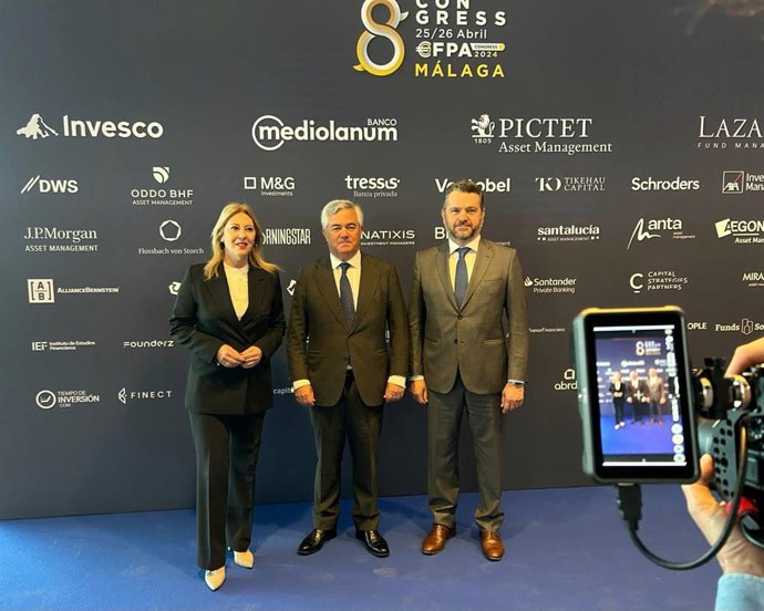 La consejera Carolina España junto al presidente de la Comisión Nacional del Mercado de Valores (CNMV), Rodrigo Buenaventura, y el presidente de EFPA (European Financial Planning Association), Santiago Satrústegui.