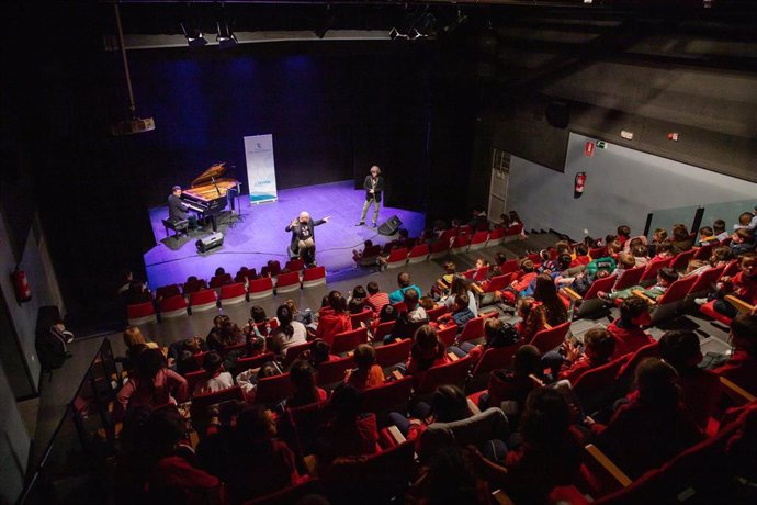 Un momento de la actuación de 'Veleta Roja' ante el público escolar, en la sala Julio Michel