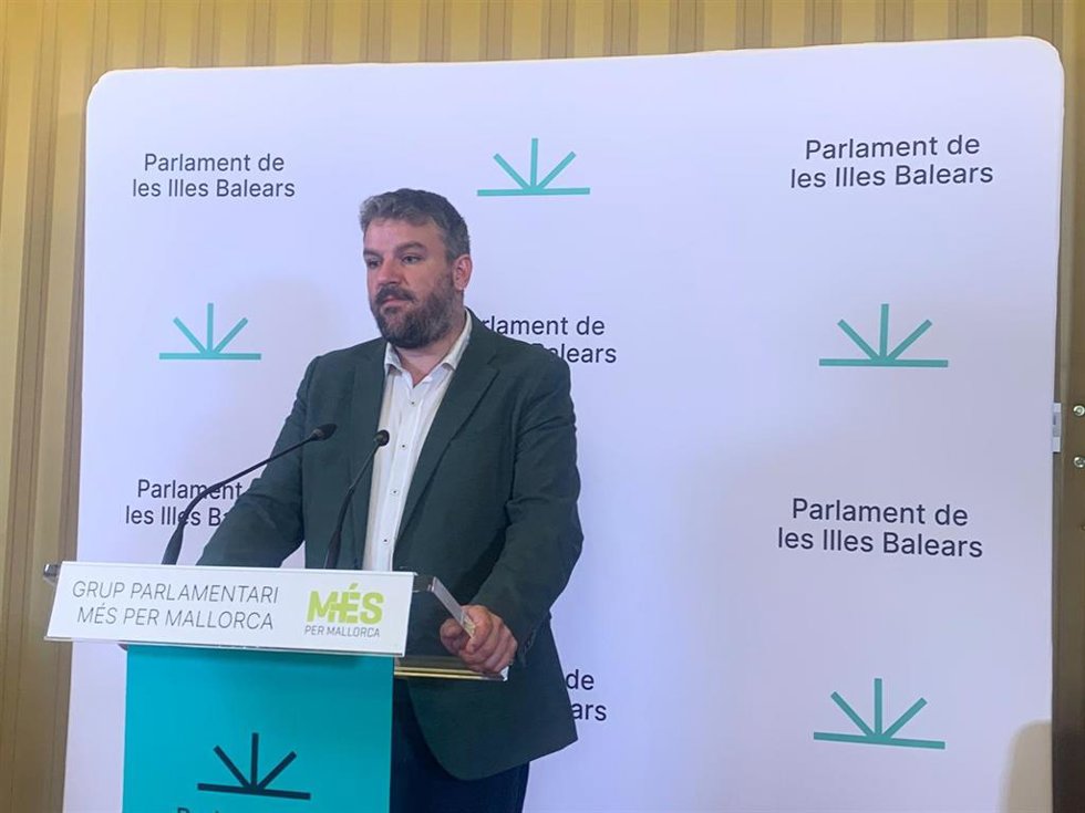 El portavoz del PP en el Parlament, Sebasti Sagreras, en rueda de prensa.