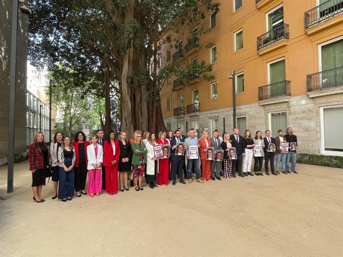 Compromís y el PSPV-PSOE homenajean a Guillem Agulló en Les Corts