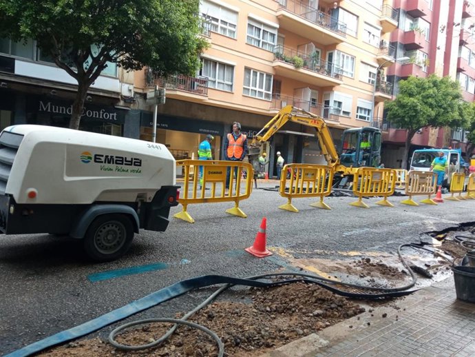 Intervención en la calle Ramón y Cajal por una rotura de una tubería, este miércoles.