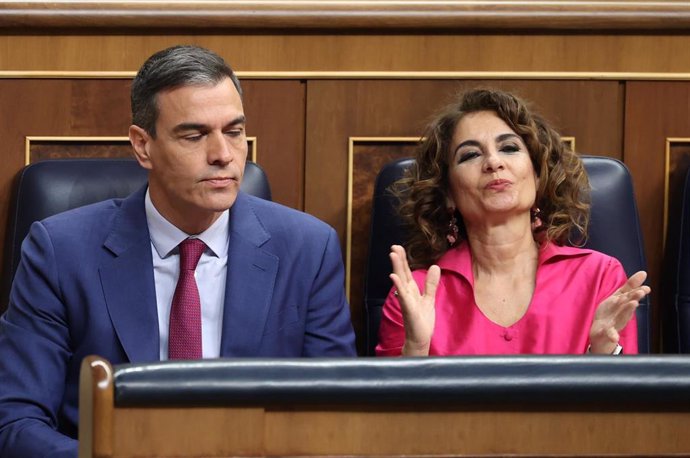 El presidente del Gobierno, Pedro Sánchez, y la vicepresidenta primera y ministra de Hacienda, María Jesús Montero, durante una sesión de control al Gobierno, en el Congreso de los Diputados, a 24 de abril de 2024