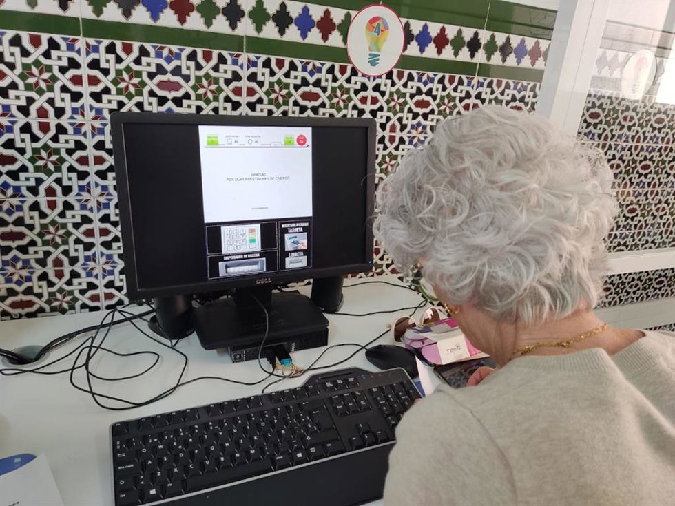 Taller de formación para mayores de 60 años en material financiera y digital organizado por Unicaja y la Fundación Unicaja.