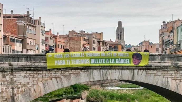 Vox cuelga un cartel en el Pont de Pedra de Girona en el que avisa a Puigdemont que tienen "su billete a la cárcel".