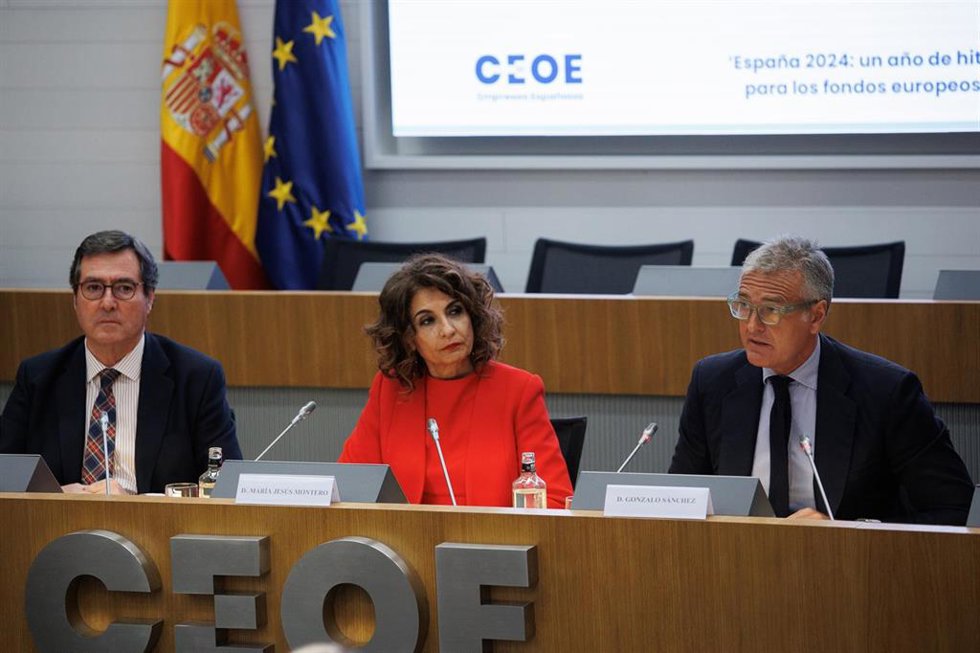 (I-D) El presidente de la CEOE, Antonio Garamendi; la vicepresidenta primera y ministra de Hacienda, María Jesús Montero y el presidente de PwC España, Gonzalo Sánchez, durante la jornada España: 2024, un año de hitos para los Fondos Europeos