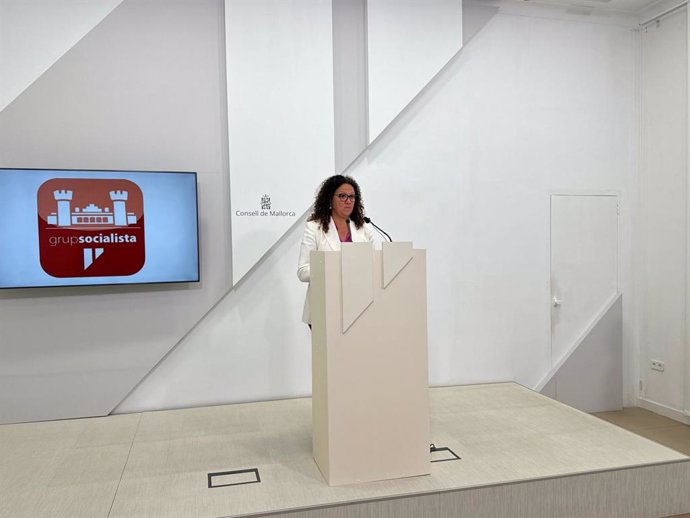 La portavoz socialista en el Consell de Mallorca, Catalina Cladera, en rueda de prensa.