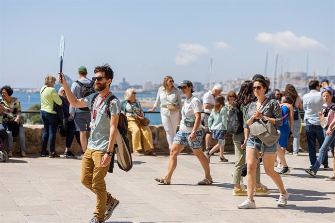 Varios turistas en una calle de Palma de Mallorca, a 16 de abril de 2024, en Palma de Mallorca, Mallorca, Baleares (España).