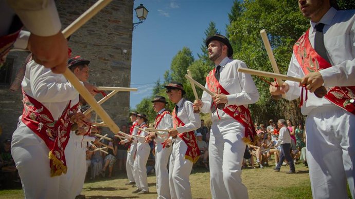 Fotograma del documental ‘Tradición y danzas del valle del Fornela’.