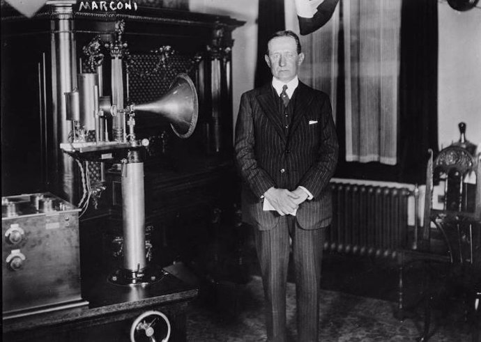 Archivo - Marconi junto a uno de sus radiotransmisores