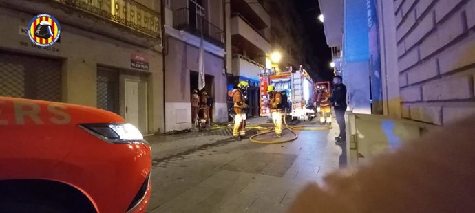 Assistits cinc homes en un incendi d'habitatge a Ontinyent