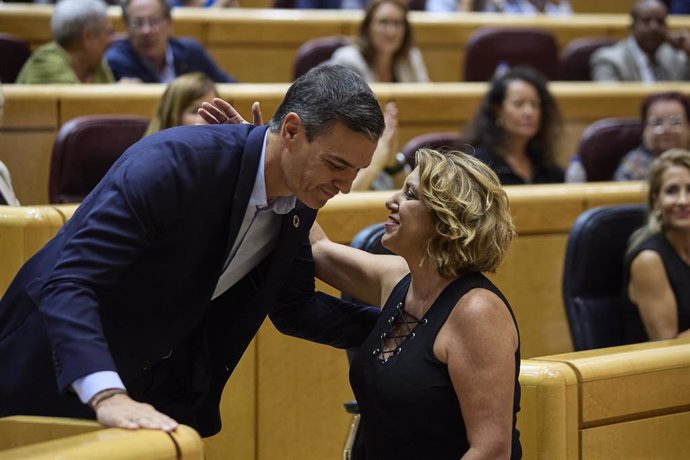 Archivo - El presidente del Gobierno, Pedro Sánchez, saluda a la senadora del PSOE, Susana Díaz, durante un debate en la Cámara Alta en una imagen de archivo