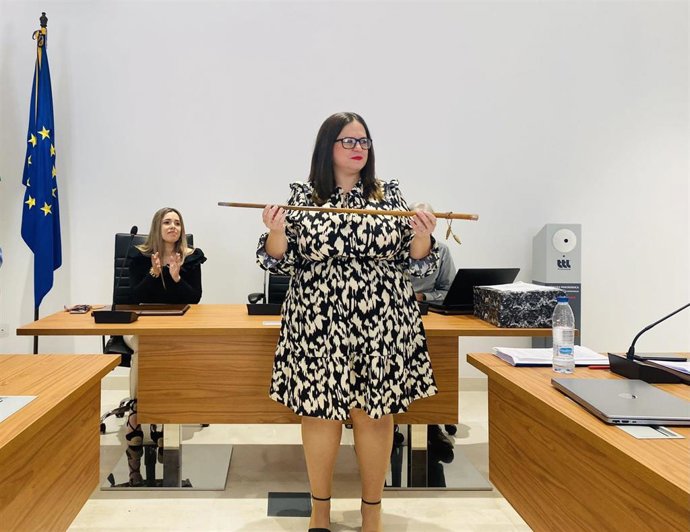 Ana Cristina Arévalo, nueva alcaldesa de El Ronquillo, con el bastón de mando tras el pleno en el que se ha aprobado su nombramiento tras una moción de censura.