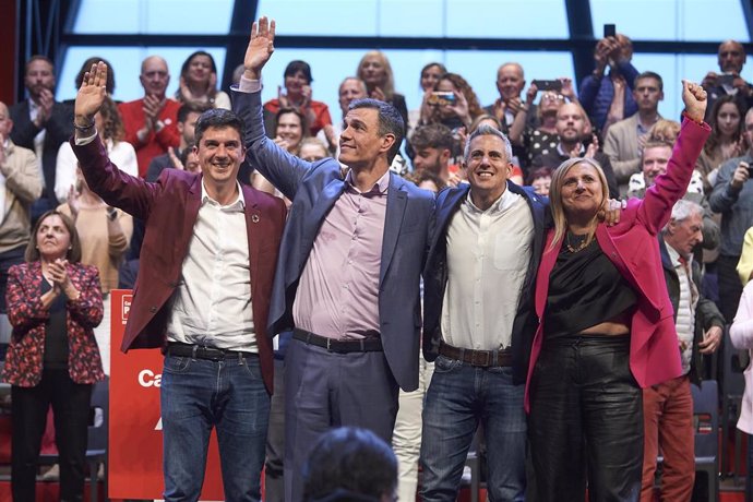 Archivo - Pedro Sánchez junto al secretrio general del PSOE de Cantabria, Pablo Zuloaga; al portavoz del partido en Santander, Daniel Fernández; y a la diputada Noelia Cobo