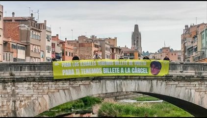 Vox penja un cartell a Girona en què avisa Puigdemont que l'enviaran a la presó