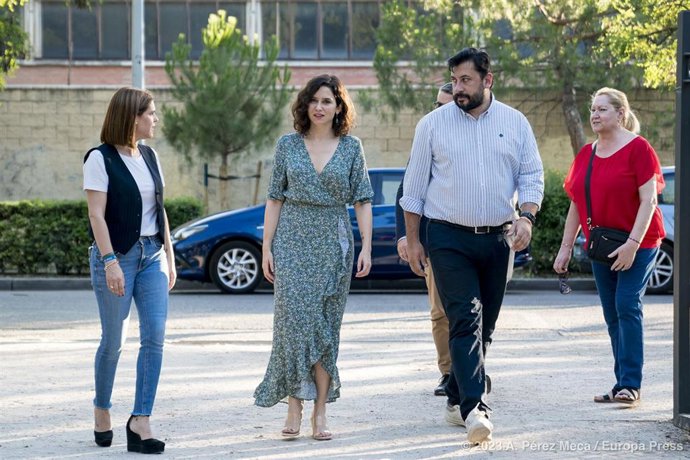 Archivo - La presidenta de la Comunidad de Madrid y del PP de Madrid, Isabel Díaz Ayuso (c), y la alcaldesa de Alcalá de Henares, Judith Piquet (i), en un acto de campaña del Partido Popular, en el parque O’Donnell, a 14 de julio de 2023, en Alcalá de Hen