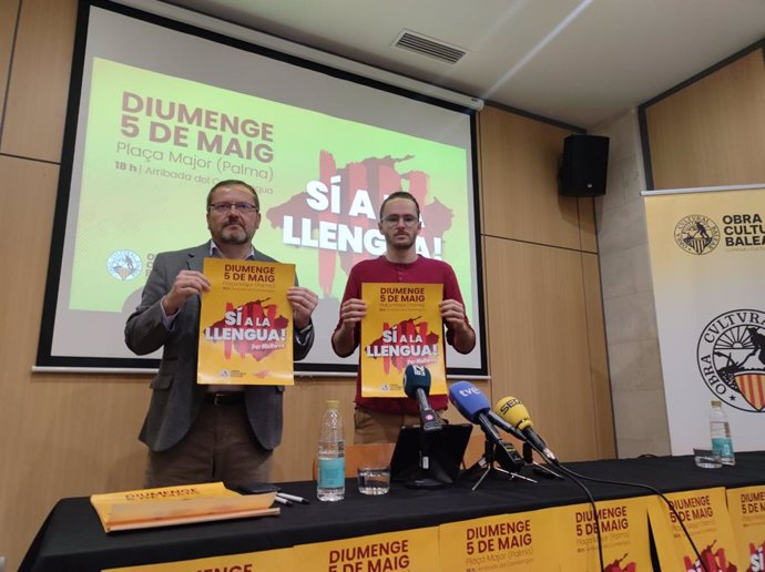 El presidente de la Obra Cultural Balear, Antoni Llabrés, y el presidente de Joves de Mallorca per la Llengua, Pau Eimli Muñoz, durante la rueda de prensa con motivo de la Diada per la Llengua.