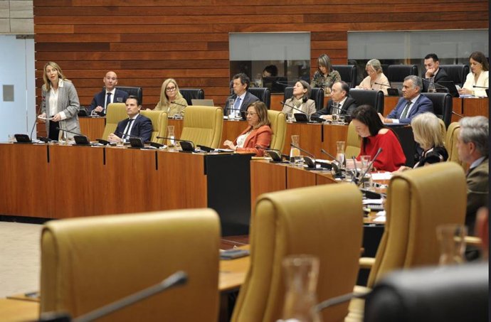 La presidenta de la Junta de Extremadura, María GUardiola, en el pleno de la Asamblea