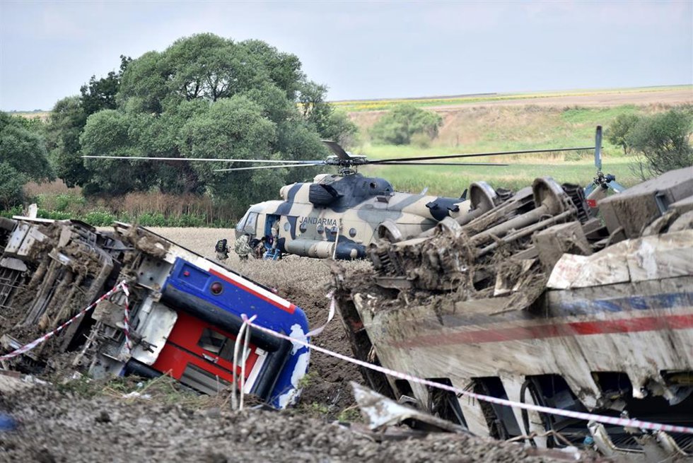 Archivo - Imagen de archivo de los servicios de rescate tratando de rescatar a los heridos tras el accidente de tren que tuvo lugar en 2018 en Corlu.