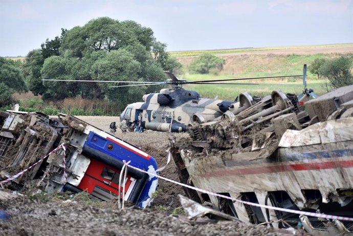 Archivo - Imagen de archivo de los servicios de rescate tratando de rescatar a los heridos tras el accidente de tren que tuvo lugar en 2018 en Corlu.