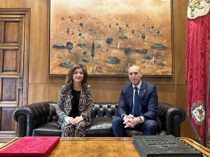 El alcalde de León, José Antonio Diez, y la candidata al Rectorado de la ULE, Nuria González.