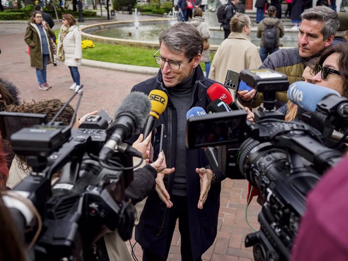 El presidente del Gobierno de La Rioja, Gonzalo Capellán, ofrece declaraciones a los medios durante la inauguración del proyecto ‘Concéntrico 10’, en el monumento a Espartero, a 25 de abril de 2024, en Logroño, La Rioja (España).