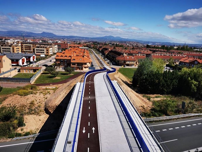 Transportes pone en servicio el carril ciclo-peatonal sobre el paso superior de la AP-68 en Lardero