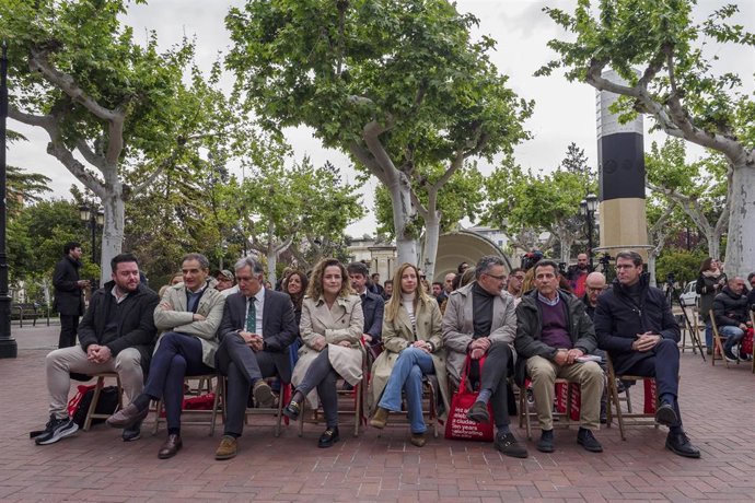La delegada del Gobierno en La Rioja, Beatriz Arraiz (4i), junto a otras autoridades, en la inauguración de Concéntrico, tras la que ha realizado declaraciones sobre la carta de Pedro Sánchez.