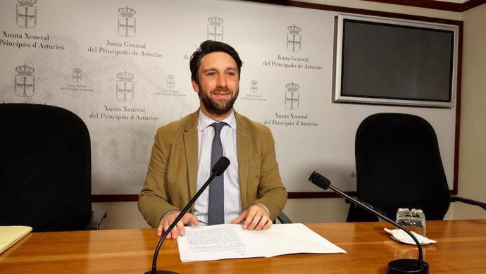 El diputado del PP en la Junta General del Principado de Asturias Andrés Ruiz, en rueda de prensa.