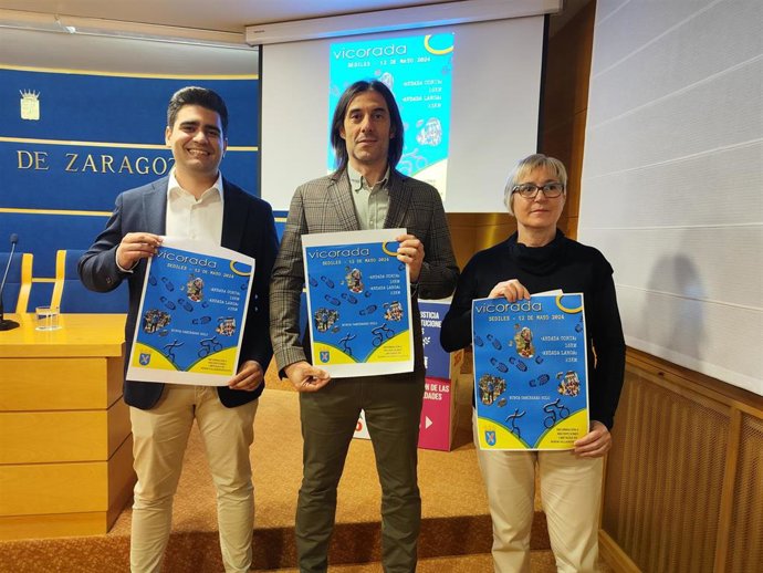 El diputado provincial, José Carlos Tirado, la alcaldesa de Sediles, María del Carmen Pablo, y el edil Ángel Yubero en la sala de prensa de la Diputación Provincial de Zaragoza