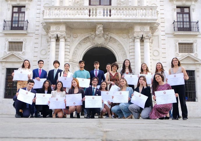 Foto de familia con todos los alumnos premiados.