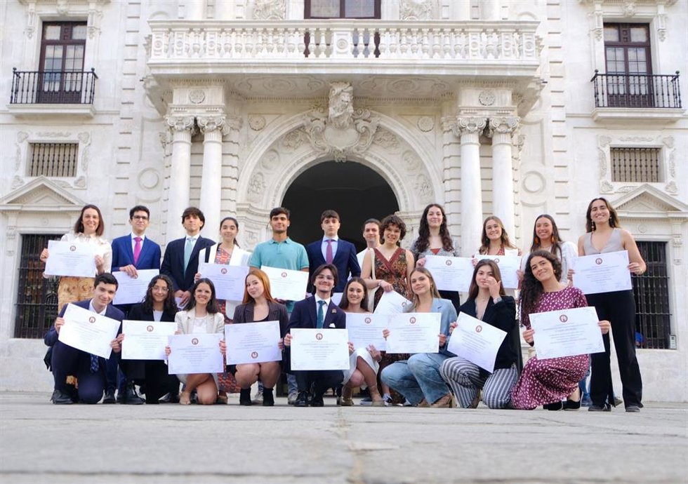 Foto de familia con todos los alumnos premiados.