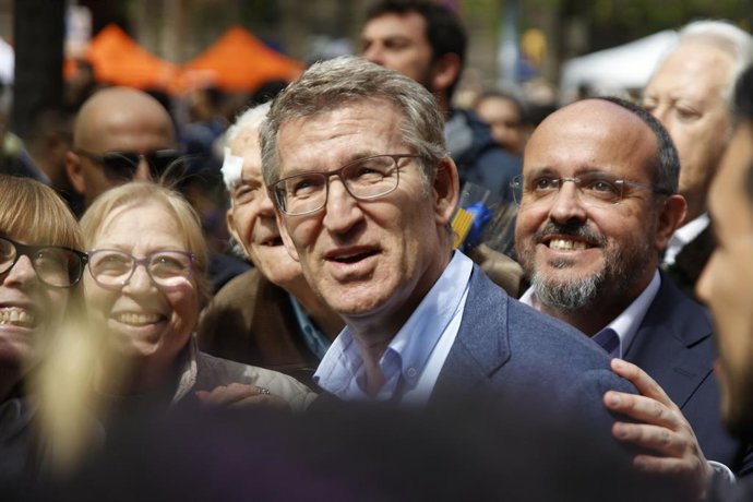 El presidente del PP, Alberto Núñez Feijóo (c) y el presidente del PP en Catalunya y candidato del partido a las elecciones catalanas, Alejandro Fernández (d), durante su visita a Barcelona por el día de Sant Jordi, a 23 de abril de 2024, en Barcelona, Ca