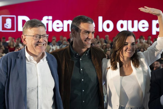 Archivo - El expresidente de la Generalitat, Ximo Puig; el presidente del Gobierno, Pedro Sánchez; y la portavoz del PSOE en el Ayuntamiento de Valncia y secretaria general de los socialistas en la ciudad, Sandra Gómez, en una imagen de archivo.   